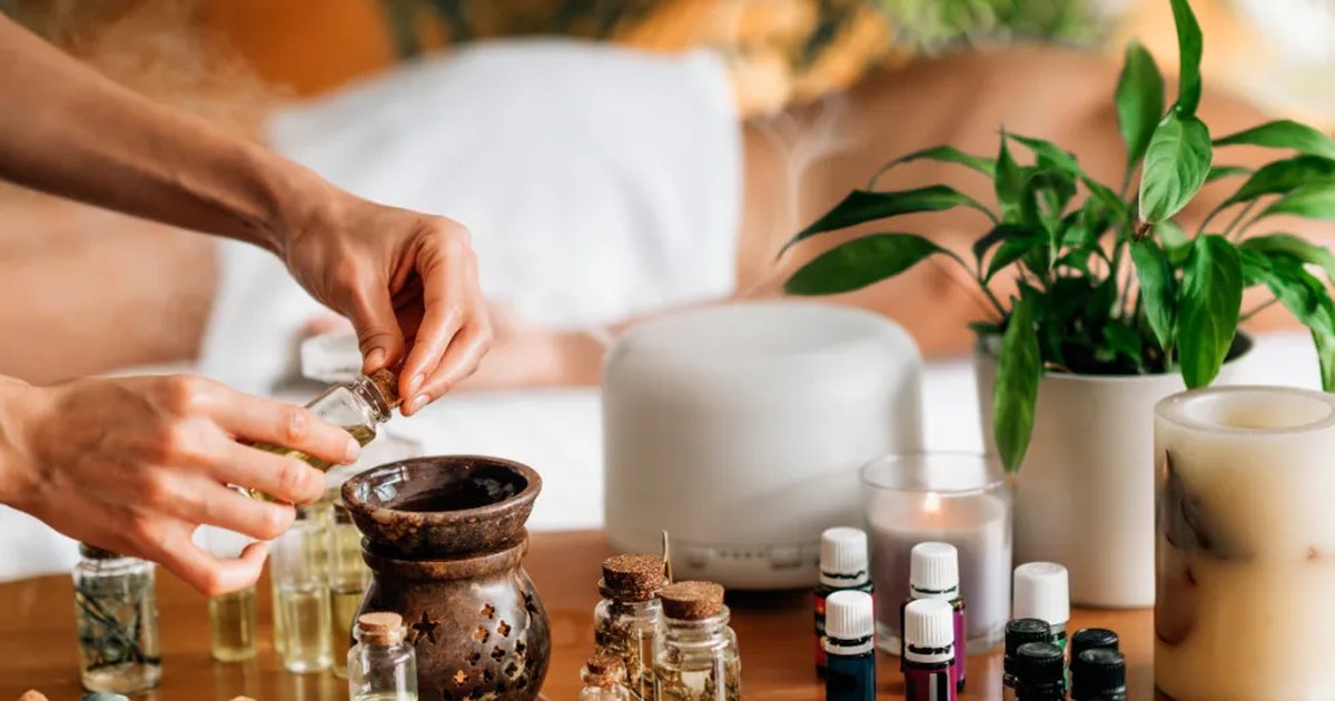 Potes de aromateriapia sob a mesa com difusor